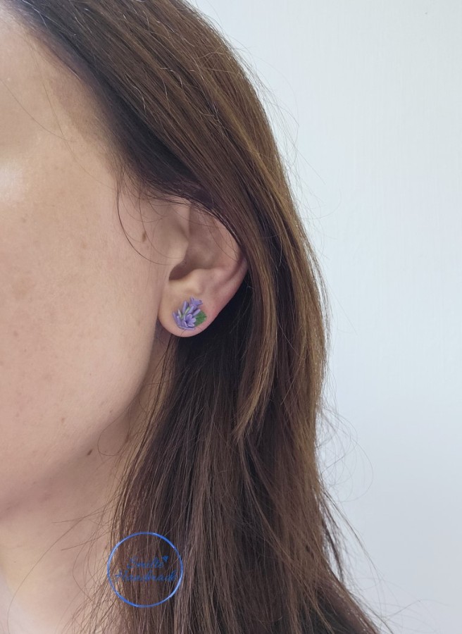 Auskarai prie ausies levandos