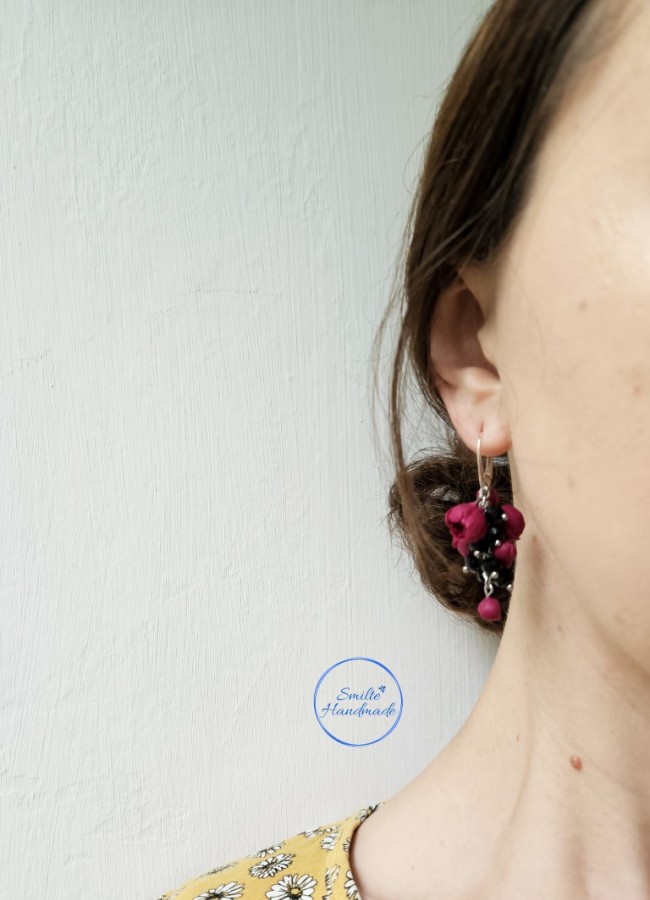 Auskarai su bordo bijūnais