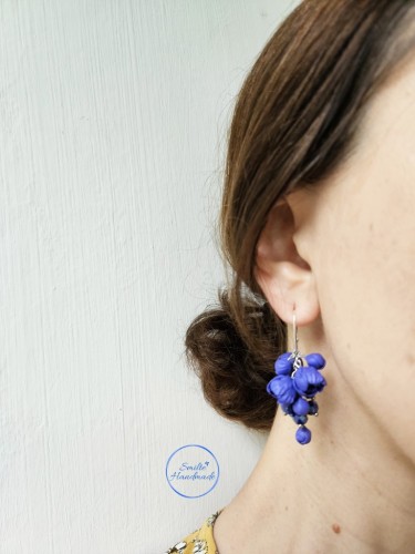 Auskarai su mėlynais bijūnais