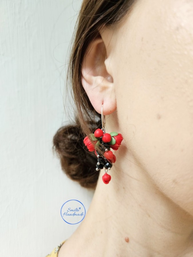 Auskarai su raudonais bijūnais Auskarai su raudonais bijūnais