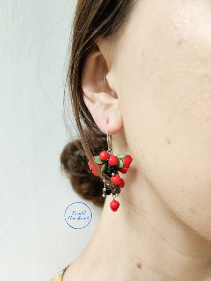 Auskarai su raudonais bijūnais Auskarai su raudonais bijūnais