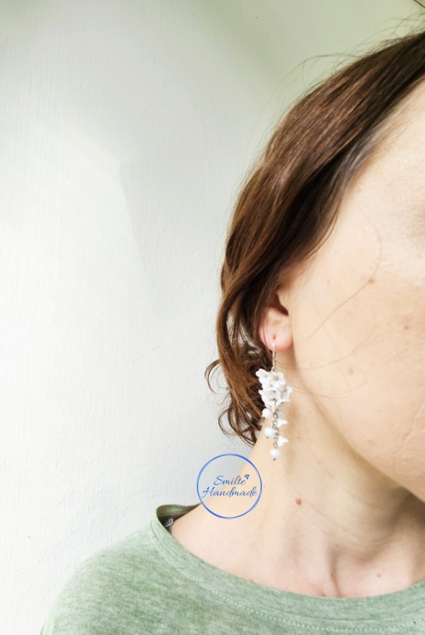 Balti gėlių auskarai