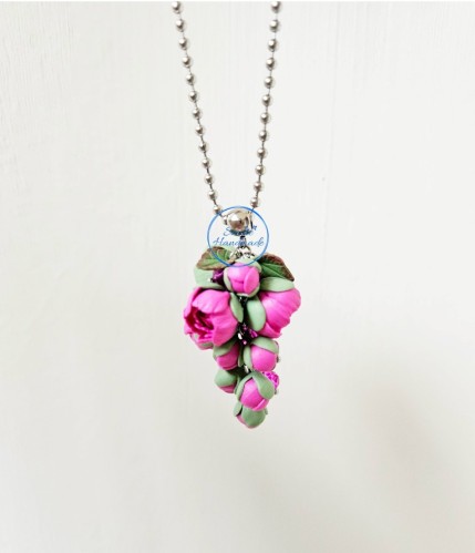 Ilgas kaklo papuošalas su rožiniais bijūnais