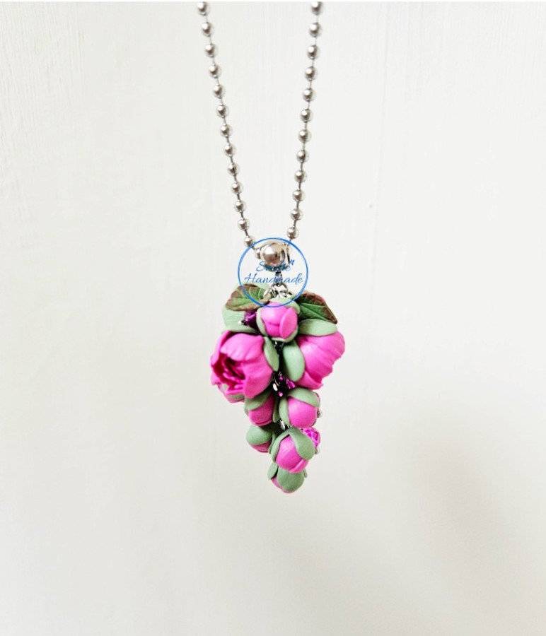 Ilgas kaklo papuošalas su rožiniais bijūnais