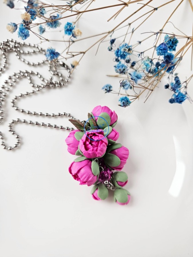 Ilgas kaklo papuošalas su rožiniais bijūnais