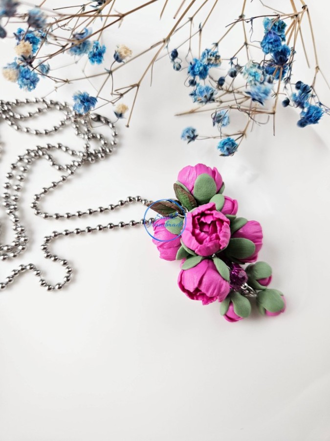 Ilgas kaklo papuošalas su rožiniais bijūnais