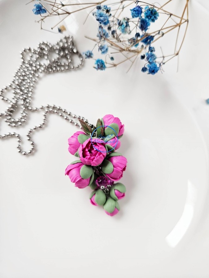 Ilgas kaklo papuošalas su rožiniais bijūnais