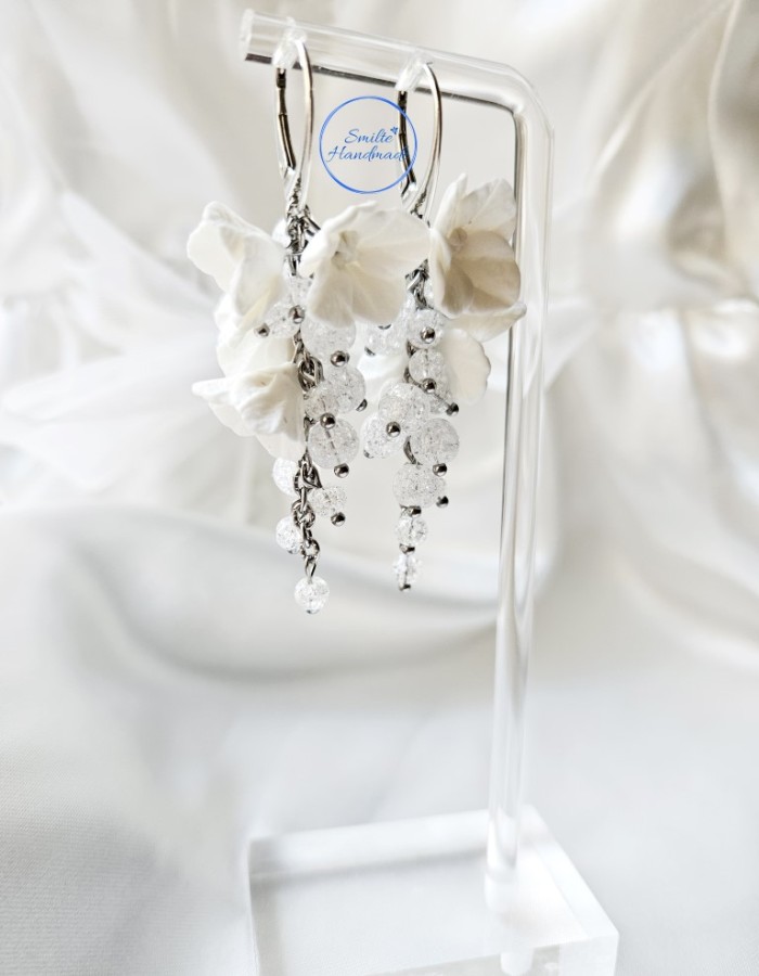 Ilgi balti auskarai su hortenzijomis