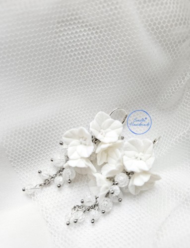 Ilgi balti auskarai su hortenzijomis