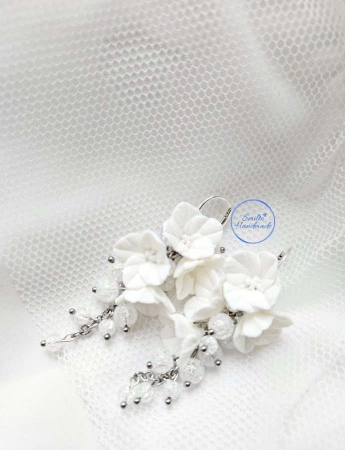 Ilgi balti auskarai su hortenzijomis