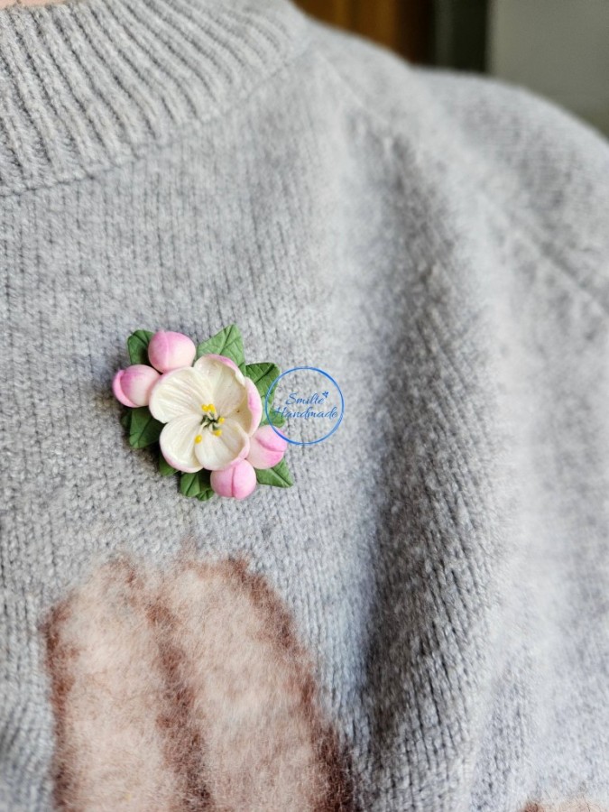 Minimalistinė segė su obelų žiedais