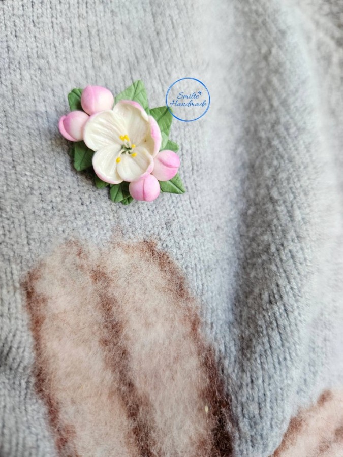 Minimalistinė segė su obelų žiedais