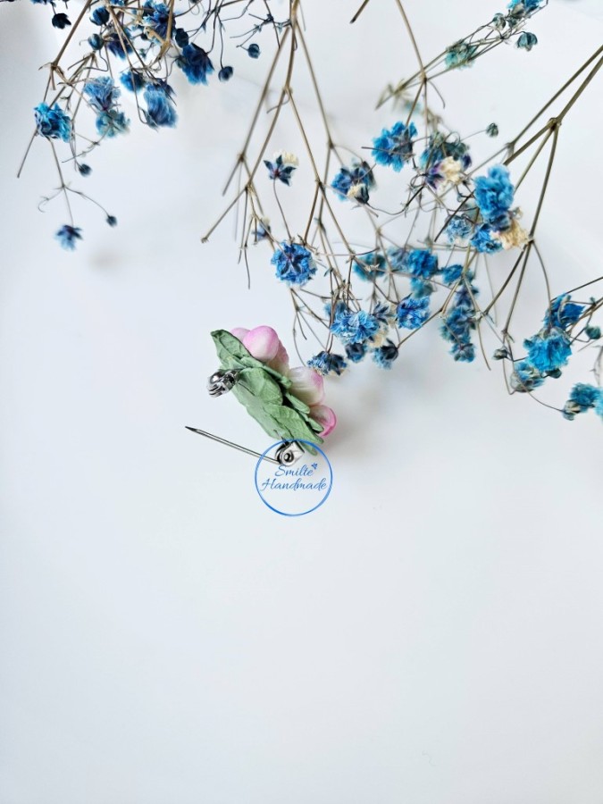 Minimalistinė segė su obelų žiedais