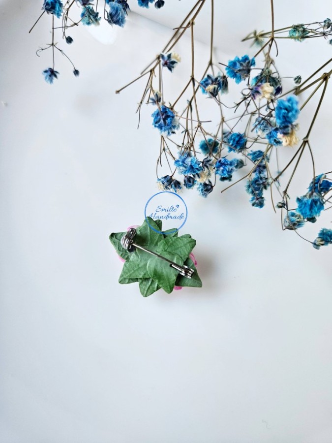 Minimalistinė segė su obelų žiedais