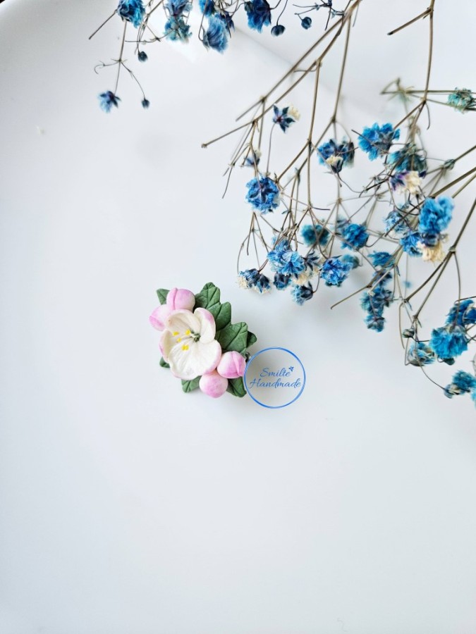 Minimalistinė segė su obelų žiedais