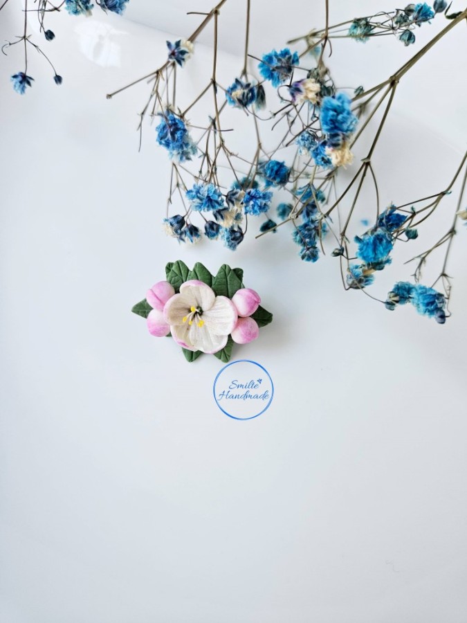 Minimalistinė segė su obelų žiedais