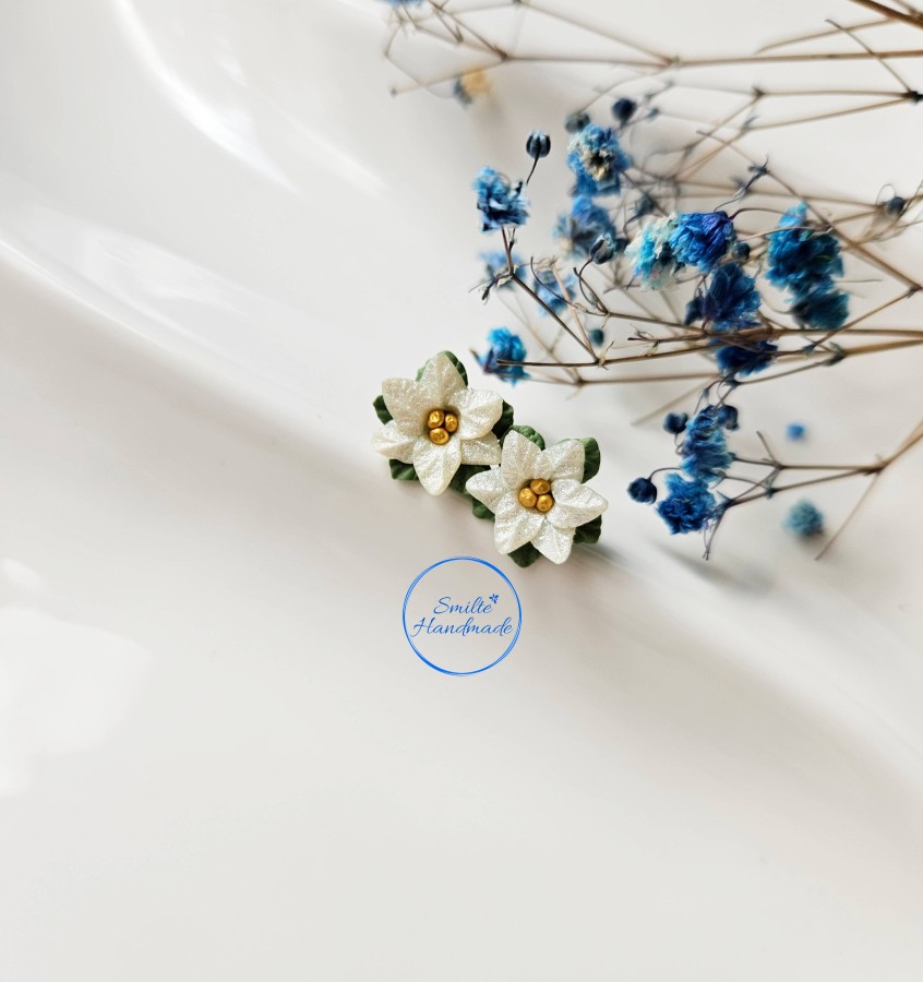 Auskarai prie ausies baltos puansetijos Auskarai prie ausies baltos puansetijos