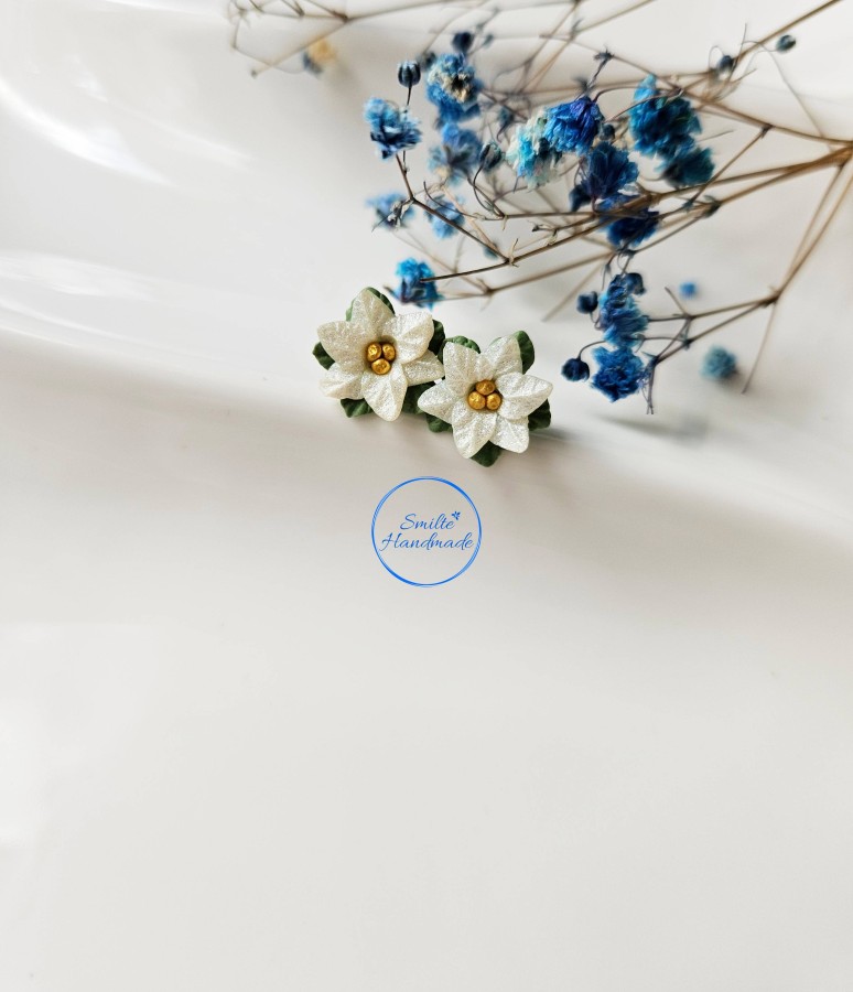 Auskarai prie ausies baltos puansetijos Auskarai prie ausies baltos puansetijos