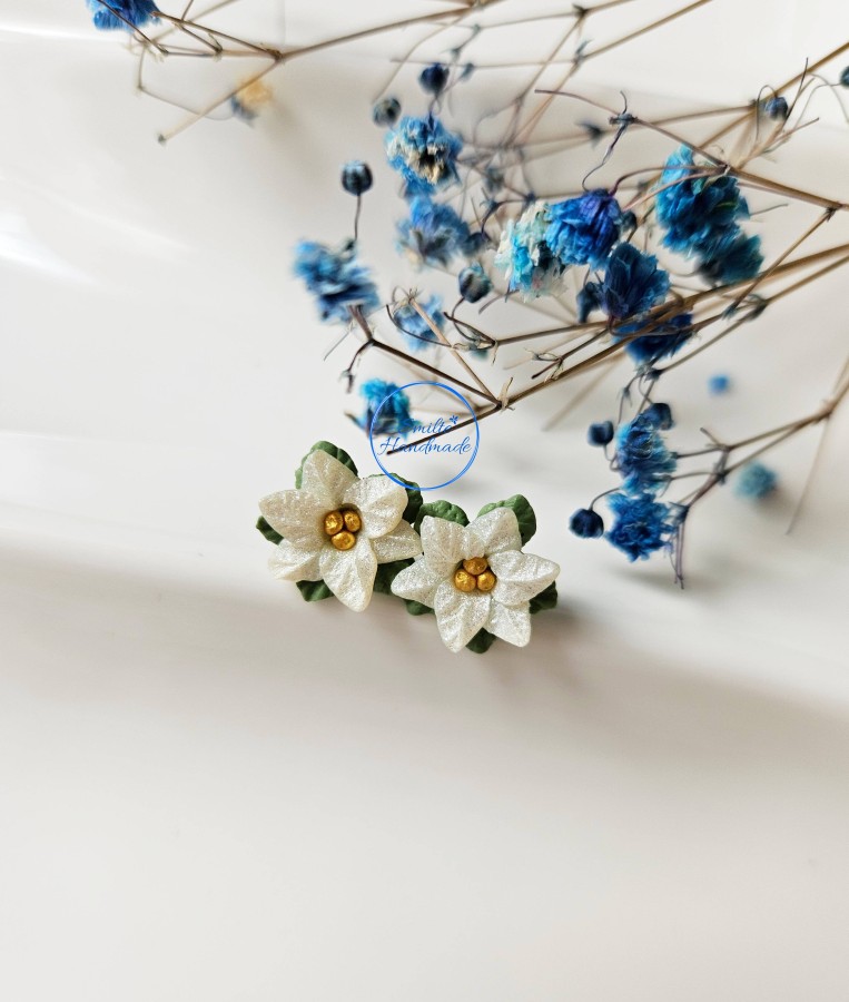 Auskarai prie ausies baltos puansetijos Auskarai prie ausies baltos puansetijos