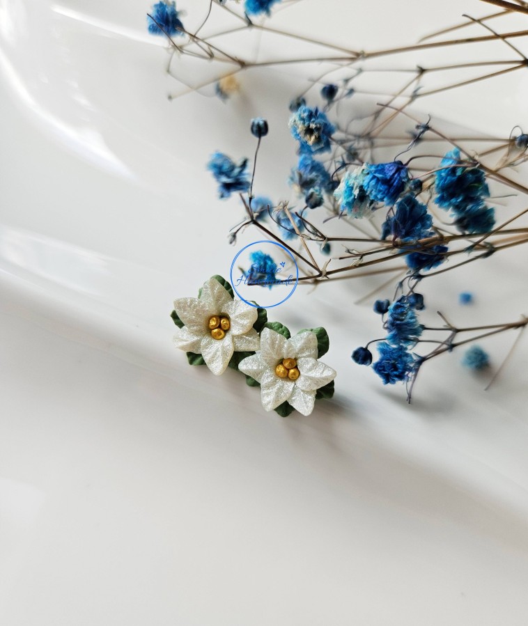 Auskarai prie ausies baltos puansetijos Auskarai prie ausies baltos puansetijos