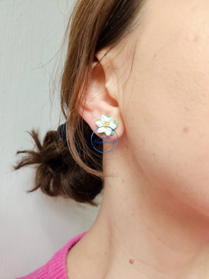 Auskarai prie ausies baltos puansetijos Auskarai prie ausies baltos puansetijos