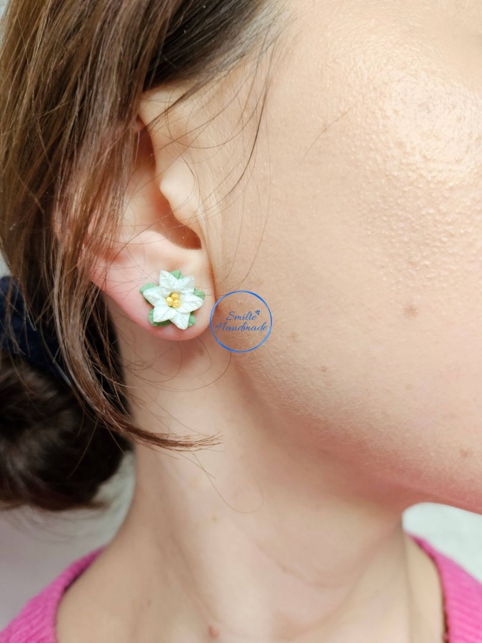 Auskarai prie ausies baltos puansetijos Auskarai prie ausies baltos puansetijos