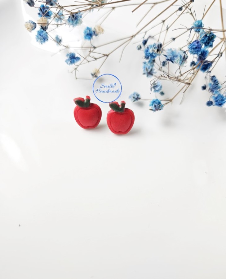 Auskarai prie ausies obuoliai (1) Auskarai prie ausies obuoliai (1)