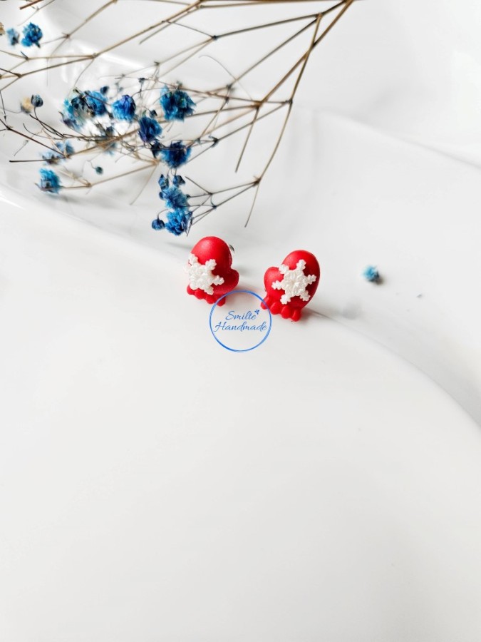 Auskarai raudonos pirštinės