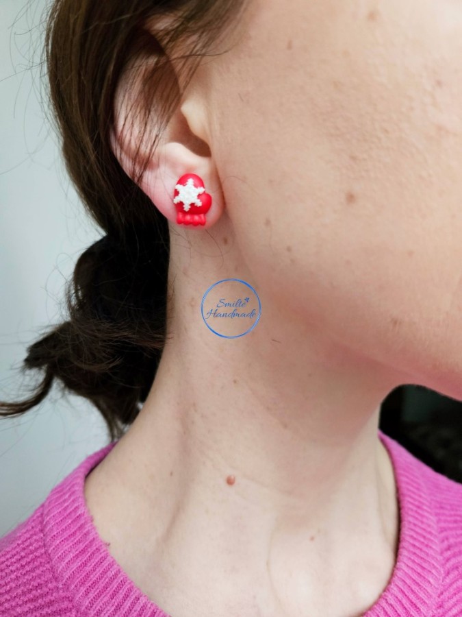 Auskarai raudonos pirštinės