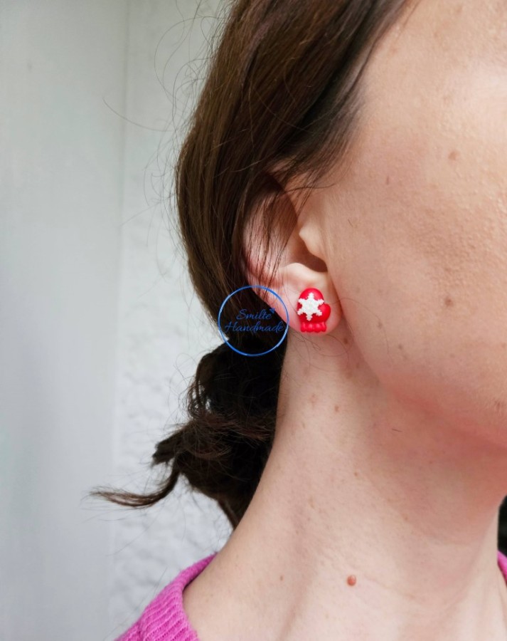 Auskarai raudonos pirštinės