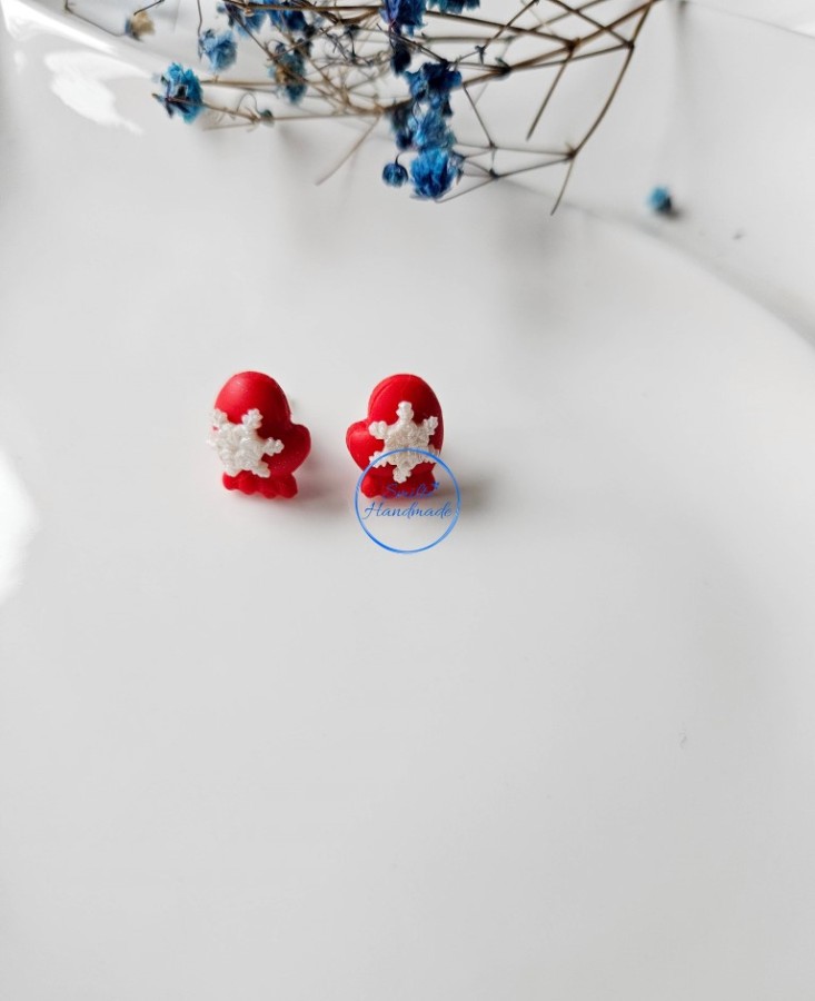 Auskarai raudonos pirštinės