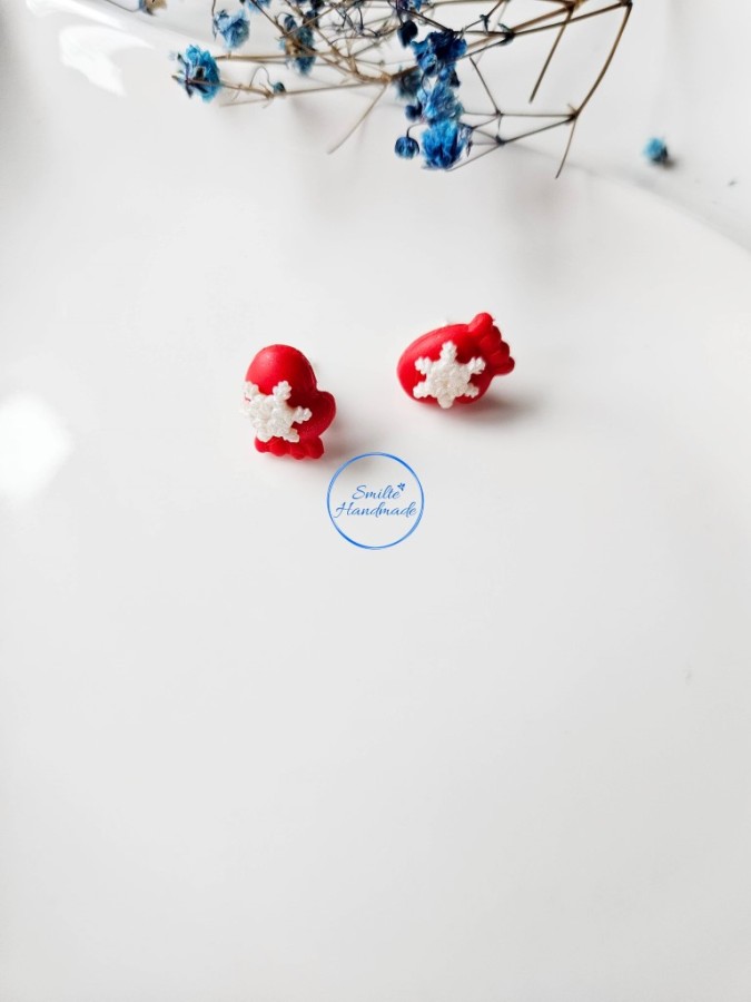 Auskarai raudonos pirštinės