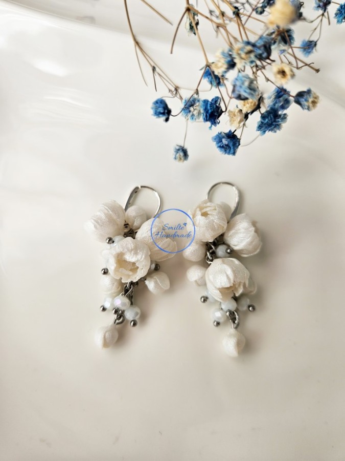 Auskarai su baltais blizgiais bijūnais