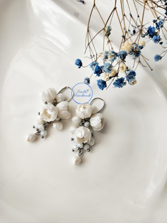 Auskarai su baltais blizgiais bijūnais