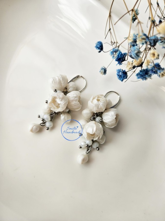 Auskarai su baltais blizgiais bijūnais