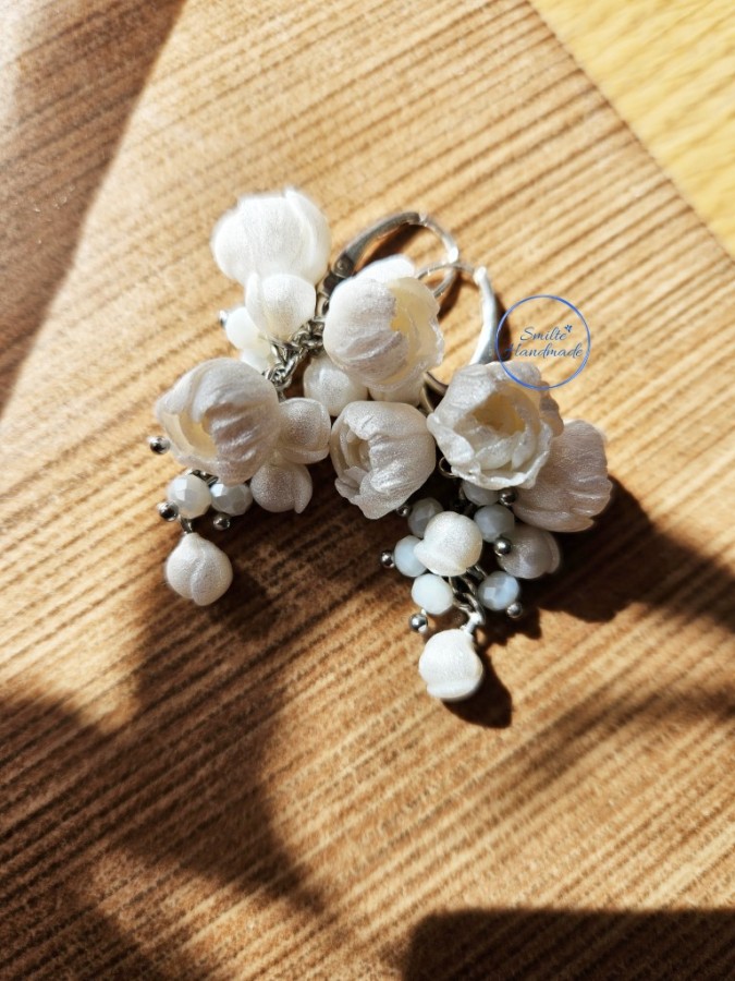 Auskarai su baltais blizgiais bijūnais