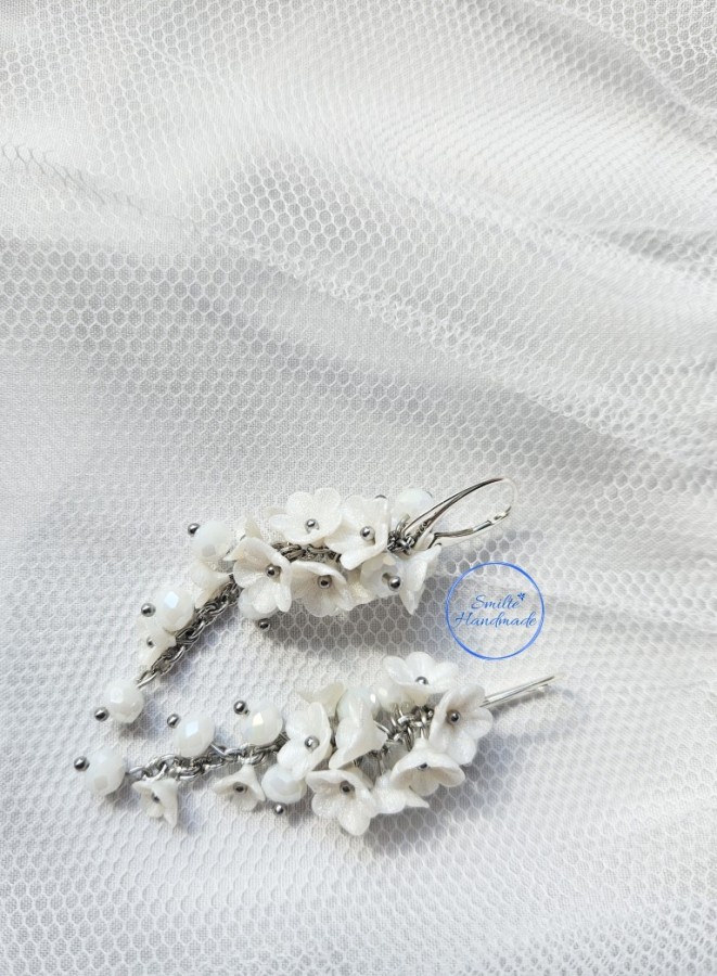 Balti gėlių auskarai