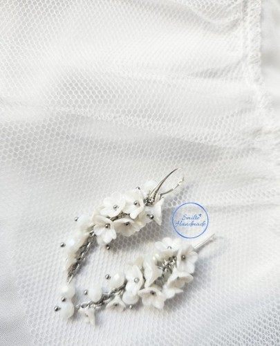 Balti gėlių auskarai