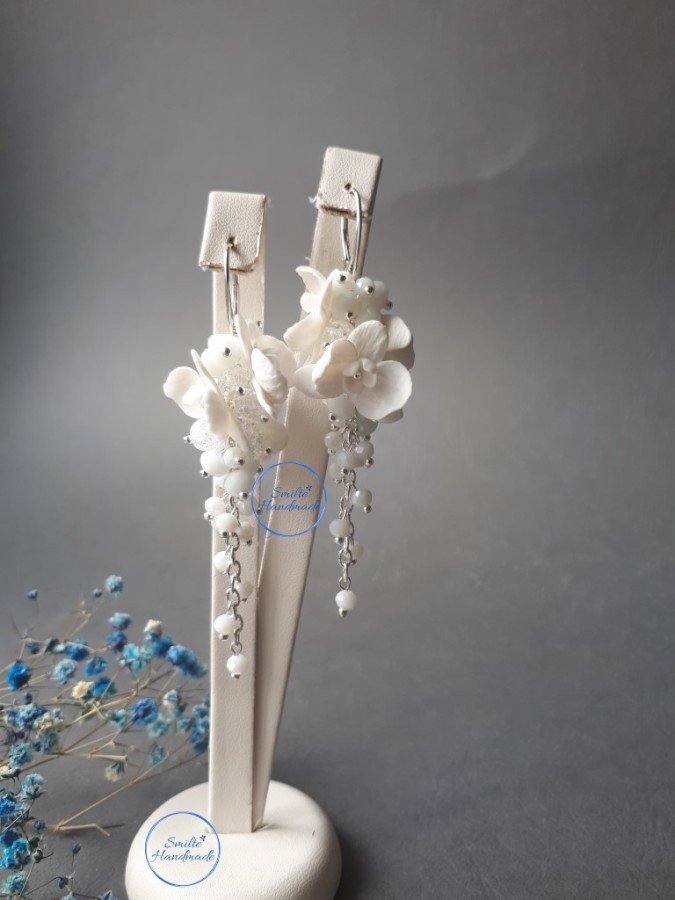 Ilgi balti vestuviniai auskarai su orchidėjomis
