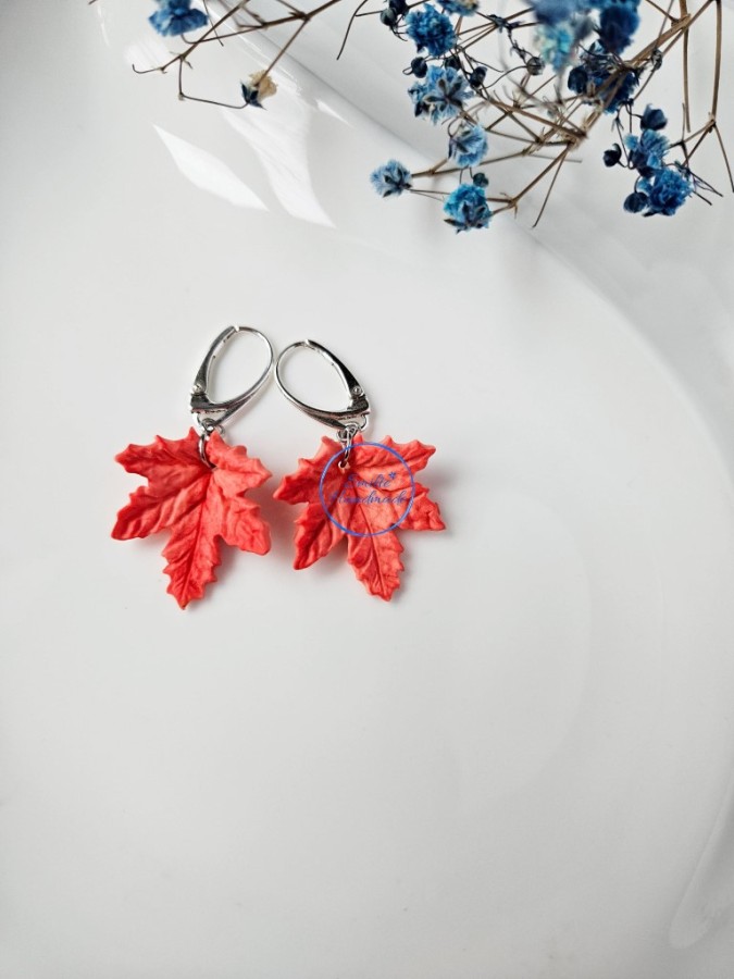 Kabantys auskarai su klevo lapais