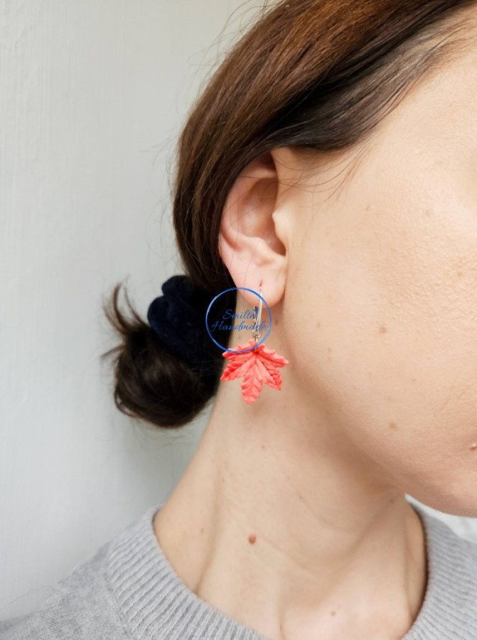 Kabantys auskarai su klevo lapais