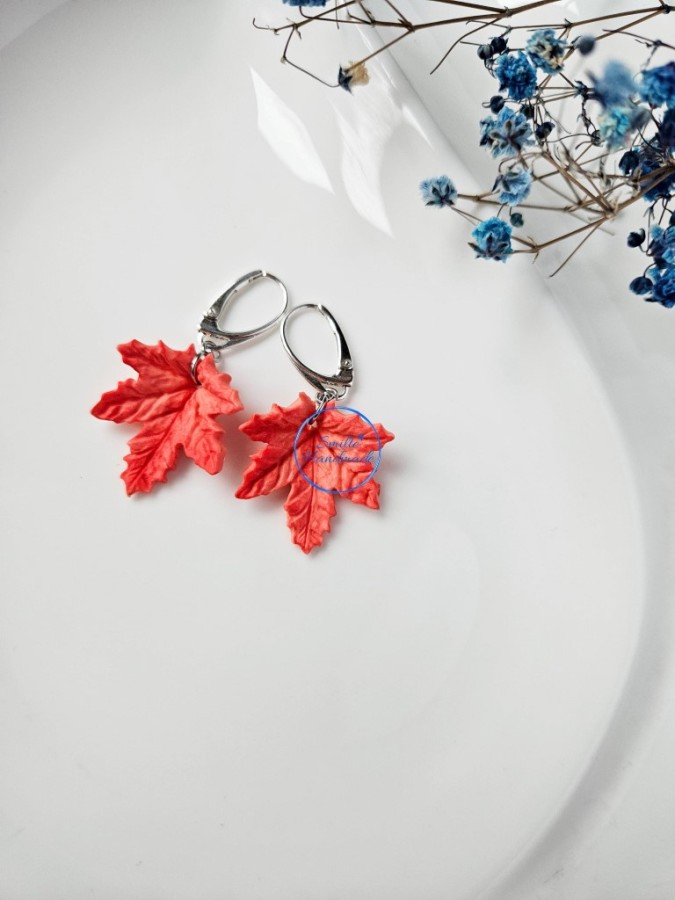 Kabantys auskarai su klevo lapais