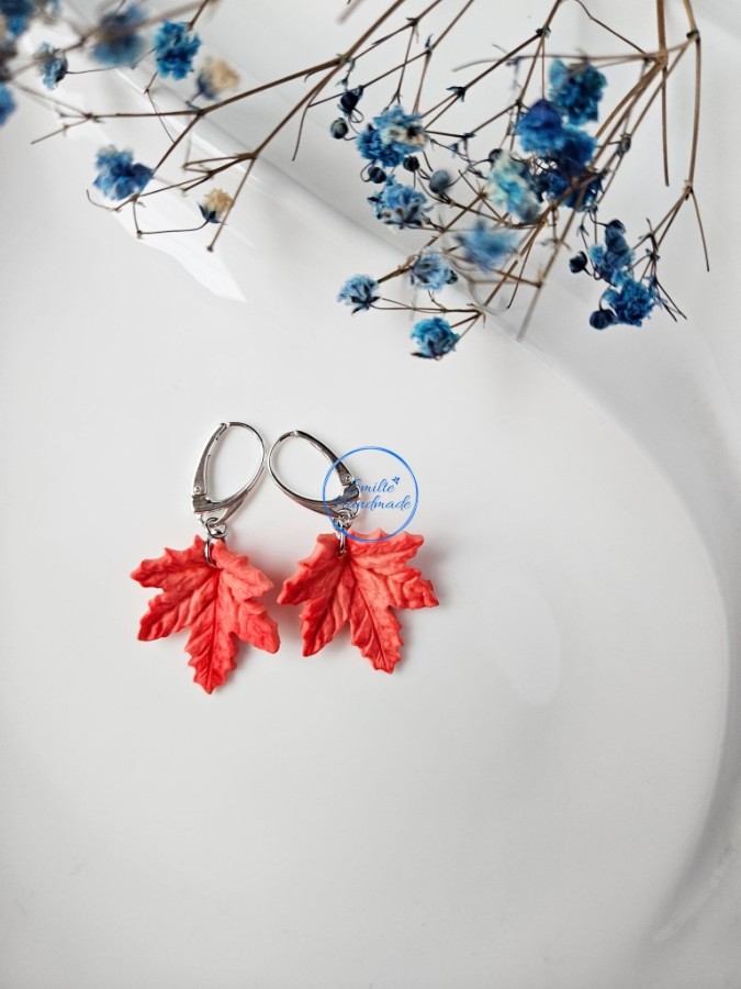 Kabantys auskarai su klevo lapais