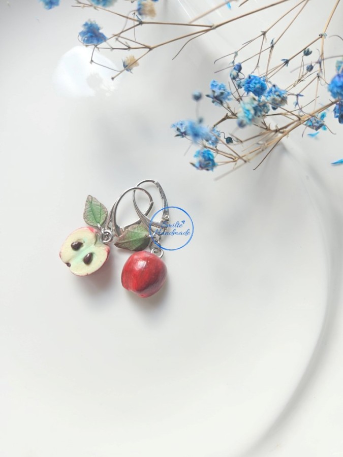 Kabantys auskarai su obuolių puselėmis