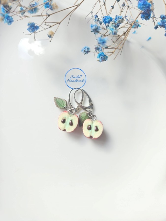 Kabantys auskarai su obuolių puselėmis