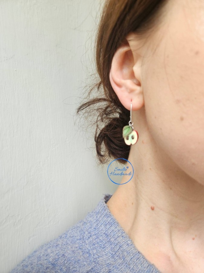 Kabantys auskarai su obuolių puselėmis