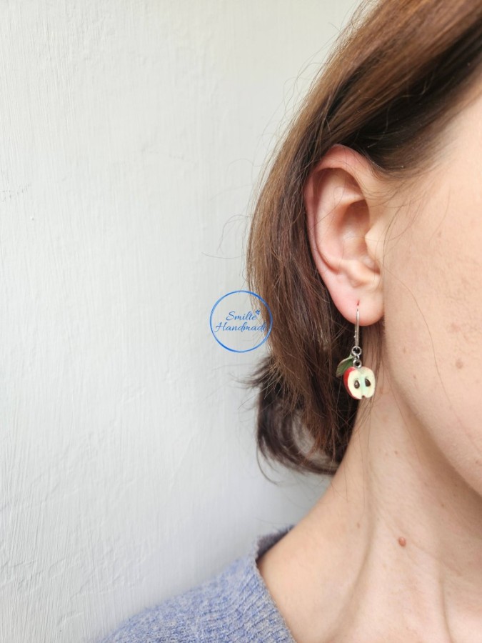 Kabantys auskarai su obuolių puselėmis