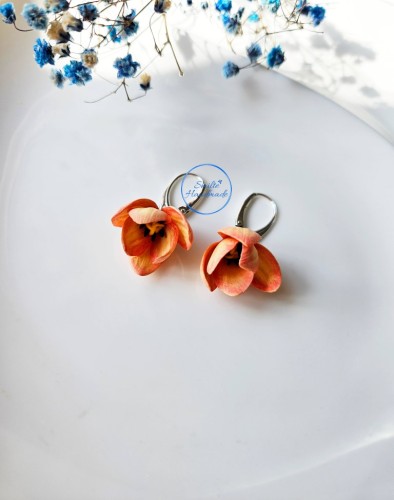 Kabantys auskarai tulpės