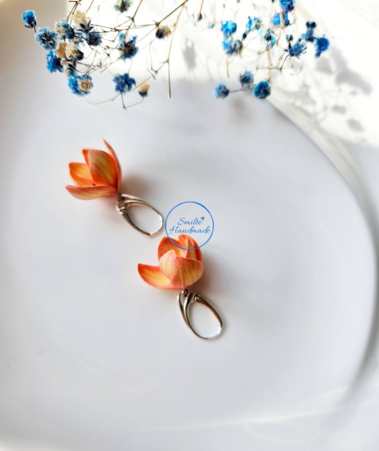 Kabantys auskarai tulpės