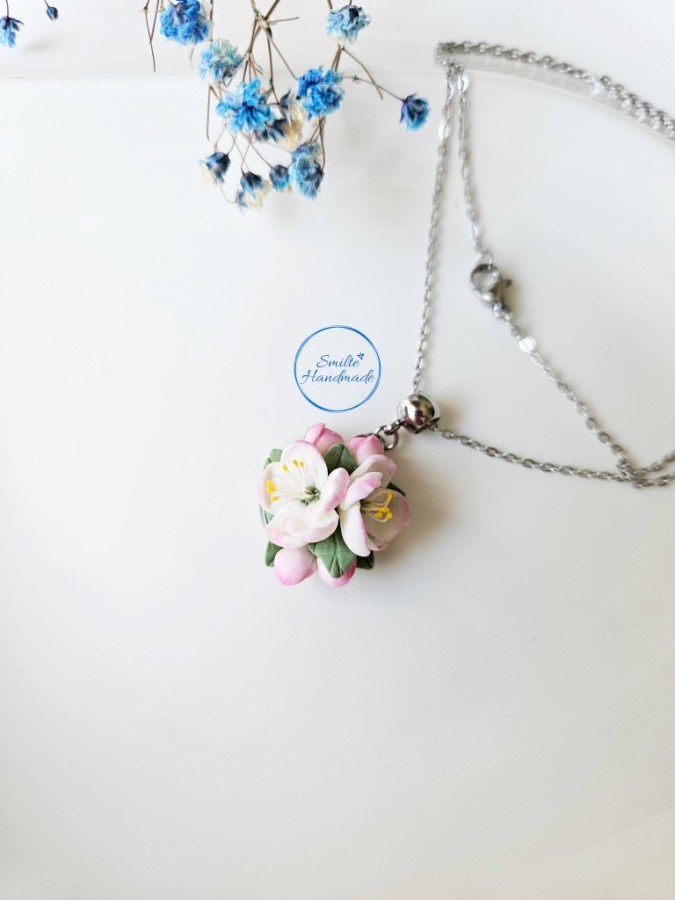 Kaklo papuošalas su obelų žiedais